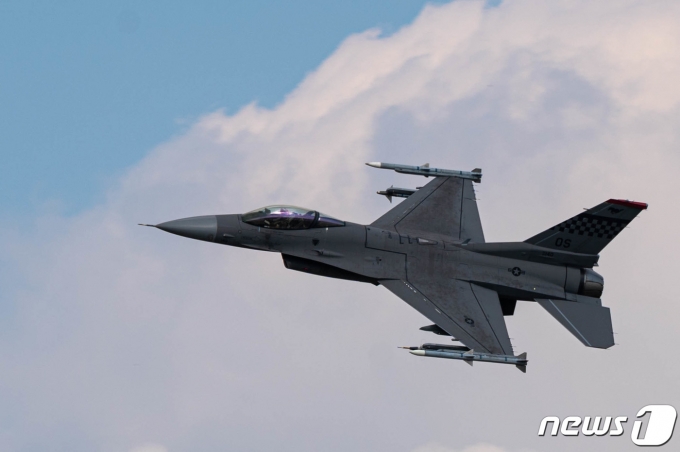 지난달 14일 경기도 평택 소재 주한 미공군 오산기지를 이륙한 F-16 '파이팅팰컨' 전투기 (미군 인도태평양사령부 제공) © 뉴스1
