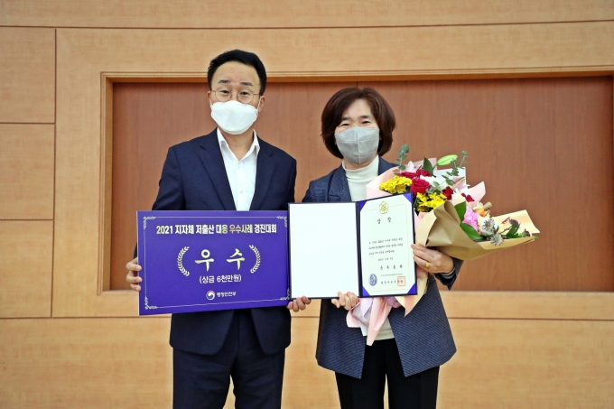 시흥시(시장 임병택)가 정부서울청사에서 개최된 '2021년 저출생 대응 우수시책 경진대회'에서 우수상(국무총리상)을 수상하는 쾌거를 이뤘다고 7일 밝혔다. / 사진제공=시흥시