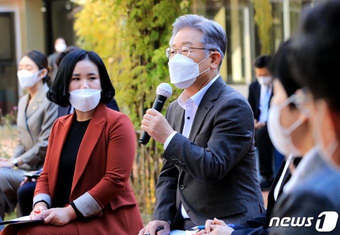 이재명 더불어민주당 대선 후보가 7일 오전 서울 강서구 공립 지적장애 특수학교인 서진학교를 방문해 학부모들과 간담회를 하고 있다. 2021.11.7/뉴스1 © News1 구윤성 기자