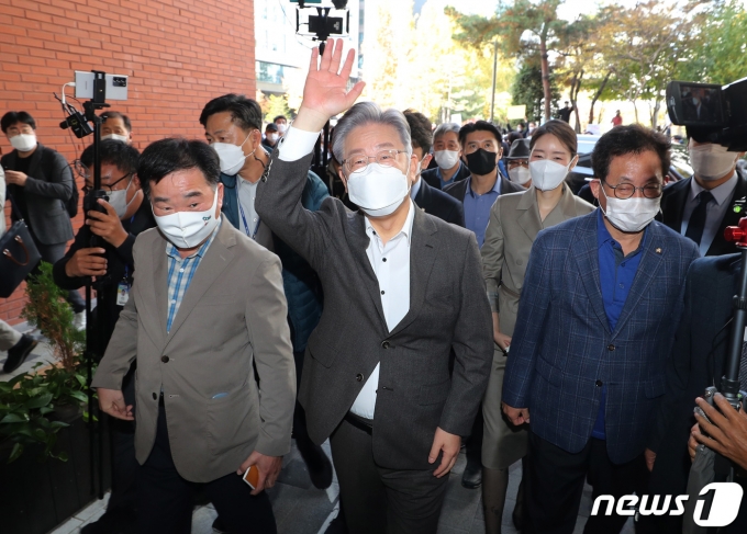 이재명 더불어민주당 대선 후보가 7일 오전 서울 강서구 공립 지적장애 특수학교인 서진학교를 방문하고 