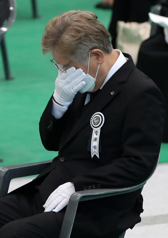 이재명 더불이민주당 대선 후보는 7일 자신의 SNS를 통해 뇌졸중으로 쓰러진 아버지의 간병을 도맡았으나 생활고로 결국 방치된 아버지가 사망한 22세 청년 강도영씨(가명) 사건과 관련, 그의 탄원에 동참하겠다고 밝혔다. 사진은 이재명 후보가 지난 6월 쿠팡 물류센터 화재진압 중 순직한 경기 광주소방서 구조대장 故 김동식 소방령의 영결식에서 눈물을 닦는 모습. / 사진=머니투데이 DB(사진공동취재단)