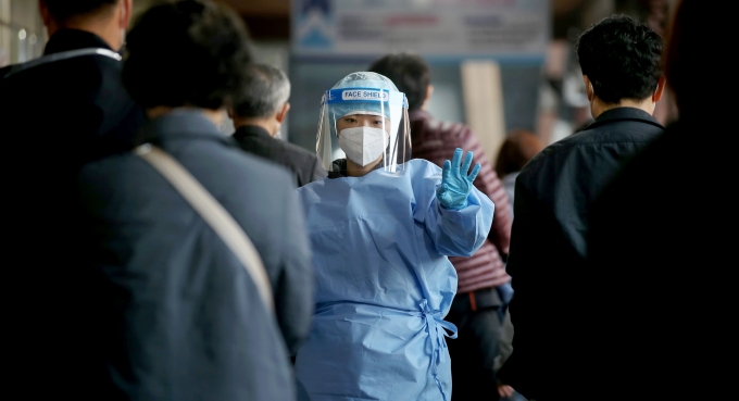 다중시설 곳곳에서 신종 코로나바이러스 감염증(코로나19) 확진자가 잇따라 발생하고 있다. 사진은 서울 송파구보건소 선별진료소에서 의료진이 업무를 보고 있는 모습./사진제공=뉴시스 