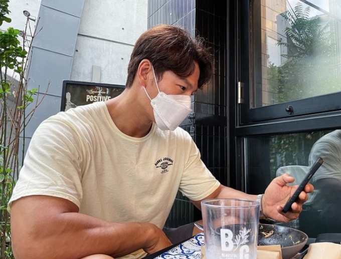 운동 유튜브를 운영하는 가수 김종국이 로이더(약물로 근육을 키우는 사람) 의혹에 대해 거듭 부인하며 호르몬 검사를 받겠다고 했다./사진제공=김종국 공식 인스타그램 갈무리