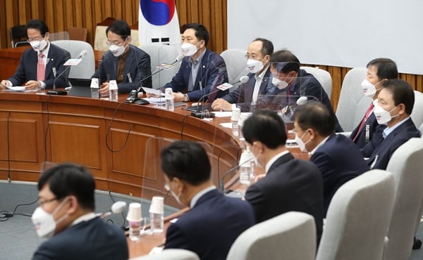 국민의힘이 9일 원내대책회의에서 요소수 품귀 사태에 대한 정부 대응을 비판했다. 사진은 9일 국회에서 열린 국민의힘 원내대책회의 모습. /사진=뉴스1