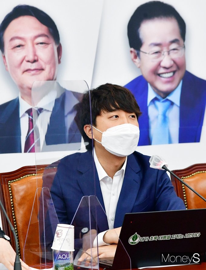 청와대 청원 게시판에 9일 '이준석 당대표의 스마트폰을 뺏어주세요'라는 청원이 올라왔다. 사진은 지난 4일 이 대표가 국민의힘 최고위원회의에 참석한 모습. /사진=임한별 기자