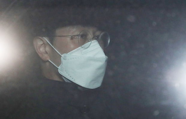 '고발사주 의혹'을 수사 중인 고위공직자범죄수사처(공수처)가 손준성 전 대검찰청 수사정보정책관(현 대구고등검찰청 인권보호관)을 10일 재소환한다. 사진은  손 전 정책관이 지난달 27일 경기도 의왕시 서울구치소를 나와 차량을 타고 이동하는 모습. /사진=뉴스1