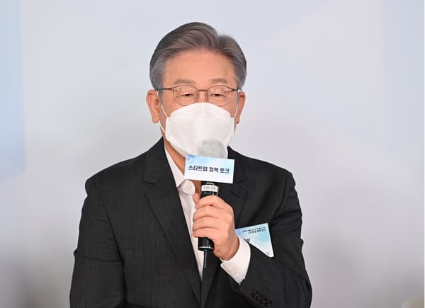 이재명 더불어민주당 대선 후보가 지난 8일 인터넷 커뮤니티에 올라온 '2030 남성들이 홍준표를 지지하는 이유'를 공유했다. 사진은 이재명 더불어민주당 대선 후보가 지난 8일 서울 성동구 패스트파이브에서 열린 스타트업 정책 토크에 참석해 인사말하는 모습. /사진=뉴스1(국회사진취재단) 
