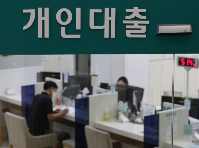 국민은행이 지난달말부터 전세자금대출에 대해서도 원금 일부를 나눠갚는 '분살상환' 방식을 의무화한 가운데 다른 은행으로도 전세대출 분할상환 의무화가 확산될지 관심이 모아진다. 사진은 서울시내 대출 창구 모습./사진=뉴스1
