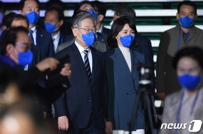 이재명 더불어민주당 대선 후보가 2일 오후 서울 송파구 방이동 서울올림픽공원 KSPO돔에서 열린 더불어민주당 대한민국대전환 제20대 대통령선거 선거대책위원회 출범식에 부인 김혜경씨와 함께 입장하고 있다. 2021.11.2/뉴스1 © News1 국회사진취재단