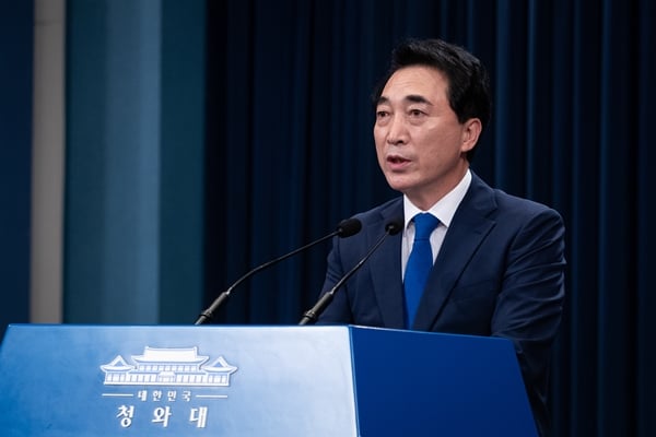 박수현 청와대 국민소통수석이 10일 TBS라디오 '김어준의 뉴스공장'에서 정부가 중국과 요소수 협상 결과를 오늘 중으로 발표할 것이라고 밝혔다. 사진은 박수현 청와대 국민소통수석이 지난 9월 청와대에서 브리핑하는 모습. /사진=뉴스1 