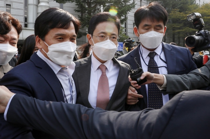 고위공직자범죄수사처(공수처)가 10일 오전 손준성 검사를 재소환했다. 공수처는 손 검사가 고발 사주 의혹에 쓰인 고발장 작성과 전달 과정에 관여했다고 판단하고 있다. 사진은 손 검사(가운데)가 지난달 26일 서울중앙지방법원에서 열린 영장실질심사를 마친 뒤 법원을 나서고 있는 모습. /사진=뉴스1
