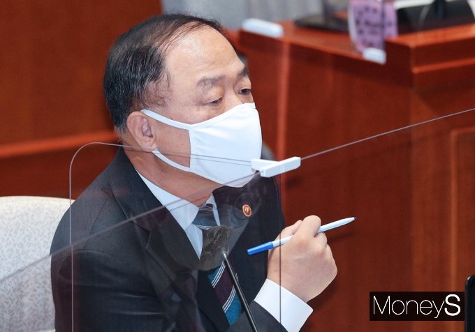 홍남기 경제부총리가 2022년도 예산안 경제부처별 심사와 관련 지난 9일 서울 여의도 국회 예결위회의장에서 열린 국회 예산결산특별위 전체회의에 출석, 종합정책질의를 갖고 있다./사진=임한별 기자