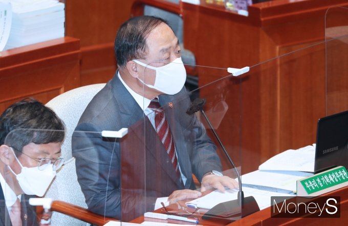 [머니S포토] 예결위 홍남기 