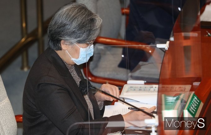 [머니S포토] 국회 예결위, 자료 검토하는 질병청 '정은경'