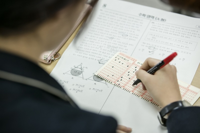 2022학년도 수능이 오는 18일 치러진다. 지난해와 달리 칸막이는 점심시간에만 설치된다. 사진은 기사와 관련 없음. /사진=이미지투데이