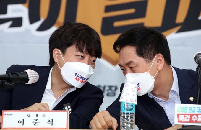 국민의힘 지도부가 최근 MZ세대 탈당과 관련해 상반된 의견을 내놓았다. 사진은 지난달 14일 경기 수원 경기도당에서 열린 최고위원회의에 참석한 이준석 국민의힘 대표(왼쪽)와 김기현 원내대표. /사진=뉴스1(국회사진취재단)