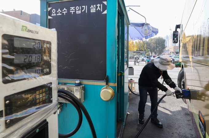 산업용 요소 2700톤을 실은 중국 선박이 청도항을 출발했다. 사진은 서울 서초구 고속버스터미널 인근 주유소에서 관리자가 버스에 요소수를 넣는 모습. /사진=뉴시스