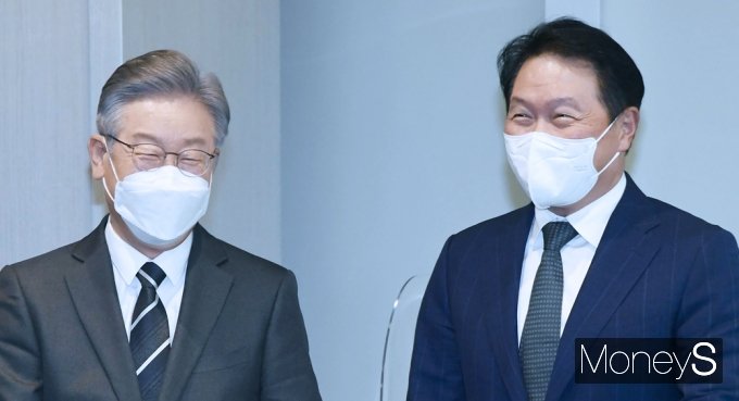 [머니S포토] 미소 머금은 與 이재명과 대한상의 최태원
