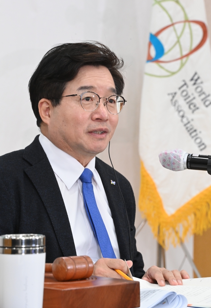 염태영 수원시장이 10일 비대면 방식으로 열린 ‘세계화장실협회 제5차 총회 및 제11차 정기이사회’에서 발언하고 있다. / 사진제공=수원시