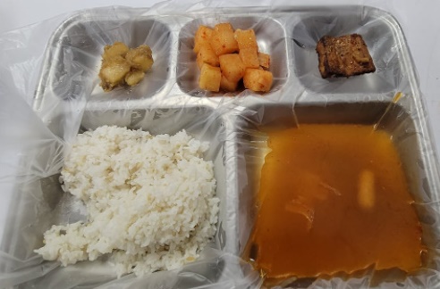 1공수특전여단 병사가 공수 유격 후 부족한 급식을 받았다며 식단을 촬영한 사진을 페이스북 페이지에 올렸다. 사진은 해당 병사가 공수 유격 후 받은 급식. /사진=육군훈련소 대신 전해드립니다 페이스북 캡처