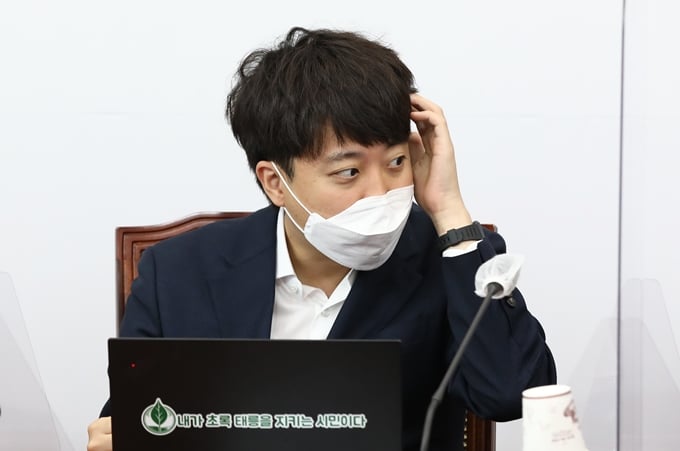 이준석 국민의힘 대표가 자신의 여자친구를 평범한 일반인이라고 소개했다. 사진은 이날 서울 여의도 국회 최고위원회의를 준비하는 이 대표. /사진=뉴스1