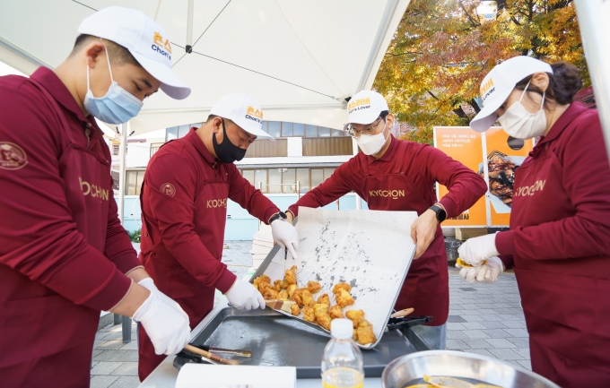 교촌치킨 임직원들이 4일(목) 대구광역시 달서구에 위치한 대한교육문화원 지역아동센터에서 치킨 나눔 활동을 진행했다. / 사진제공=교촌에프앤비㈜