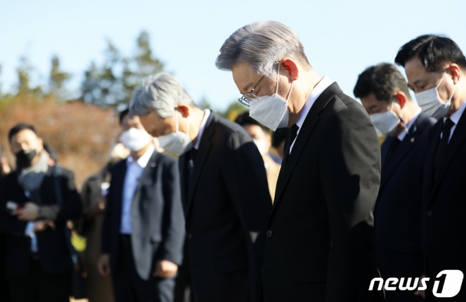 전국 민생탐방 투어에 나선 이재명 더불어민주당 대선 후보가 13일 오전 부산 남구 유엔기념공원을 참배하고 있다.2021.11.13/뉴스1 © News1 오대일 기자