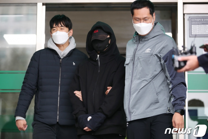 무면허 운전과 음주측정 거부·경찰관 폭행 등 혐의로 구속된 장제원 국민의힘 의원 아들인 래퍼 노엘(본명 장용준)이 지난달 19일 서울 서초구 서초경찰서에서 나와 검찰로 송치되고 있다. 2021.10.19/뉴스1 © News1 박정호 기자