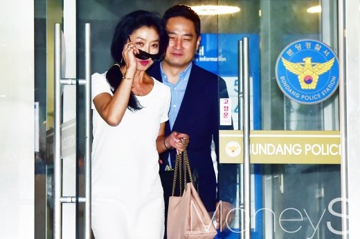 배우 김부선씨가 이재명 더불어민주당 대선후보를 상대로 제기한 손해배상청구소송 재판의 변호를 맡은 강용석 변호사를 해임했다. 사진은 지난 2018년 경기 성남시 분당경찰서에 출석한 배우 김부선과 강용석 변호사가 조사를 마치고 경찰서를 나서는 모습. /사진=임한별 기자