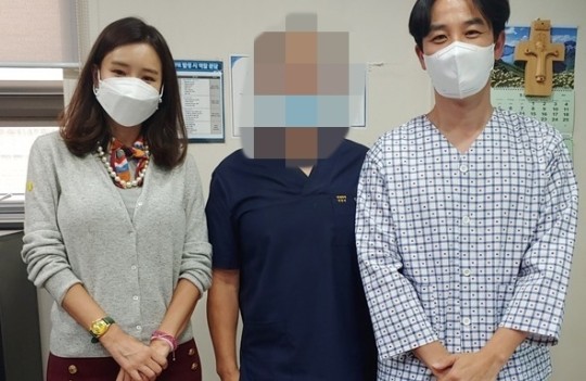 배우 엄태웅(47)의 복귀작인 영화 '마지막 숙제'(감독 이정철) 촬영현장이 공개됐다. /사진=모두병원 블로그