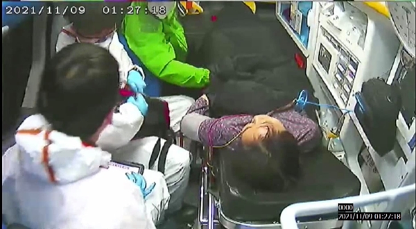 김병기 의원(더불어민주당·서울 동작구갑)이 이재명 민주당 대선 후보의 낙상사고 관련 가짜뉴스에 배후가 있다고 의심했다. 사진은 지난 12일 공개된 이재명 후보 부인 김혜경씨가 낙상 사고로 후송되는 모습이 담긴 폐쇄회로(CC)TV 장면. /사진=뉴스1(이해식 의원 페이스북 캡처)