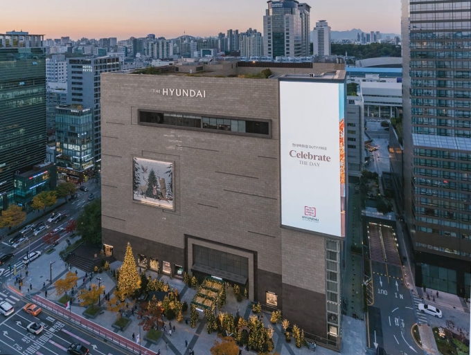 현대백화점이 위드 코로나(단계적 일상회복) 이후 첫 정기 세일을 진행한다. /사진제공=현대백화점