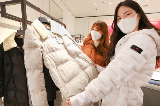 현대백화점이 위드 코로나(단계적 일상회복) 이후 첫 정기 세일을 진행한다. /사진제공=현대백화점