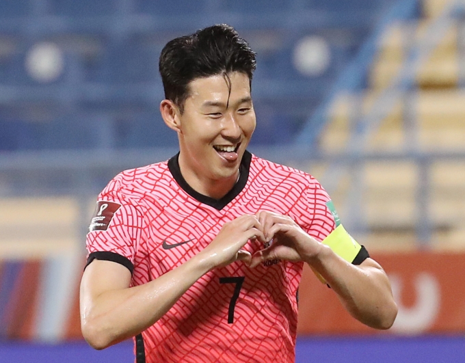 한국 축구대표팀의 손흥민이 17일(한국시각) 카타르 도하 타니 빈 자심 스타디움에서 열린 이라크와의 2022 카타르월드컵 아시아지역 최종예선 조별라운드 A조 6차전에 득점에 성공한 뒤 기뻐하고 있다. /사진= 뉴스1