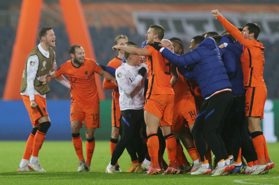네덜란드 선수들이 17일 오전(한국시각) 네덜란드 로테르담 스타디움에서 열린 노르웨이와의 2022 카타르월드컵 유럽지역 예선 G조 10차전 홈경기에서 2-0으로 승리해 월드컵 본선 진출을 확정한 후 기뻐하고 있다. /사진=로이터