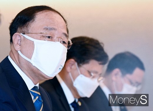 홍남기 경제부총리는 "1~9월 공시가격 1억원 이하 저가주택의 거래량이 증가했고 하반기 들어 일부 법인·외지인을 중심으로 업·다운계약, 명의신탁 정황도 포착했다"고 설명했다. /사진=임한별 기자