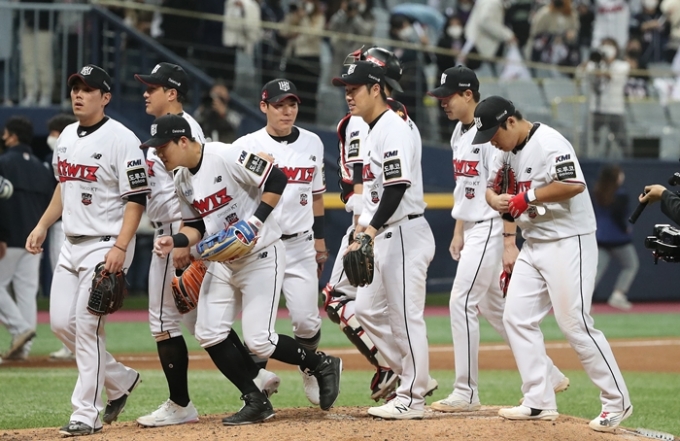 KT위즈가 지난 15일 2021 KBO 포스트시즌 한국시리즈에서 두산 베어스를 상대로 2연승을 거두며 우승 확률을 89.5%까지 올렸다. 사진은 지난 15일 2차전 경기에 나선 KT 선수들. /사진=뉴스1