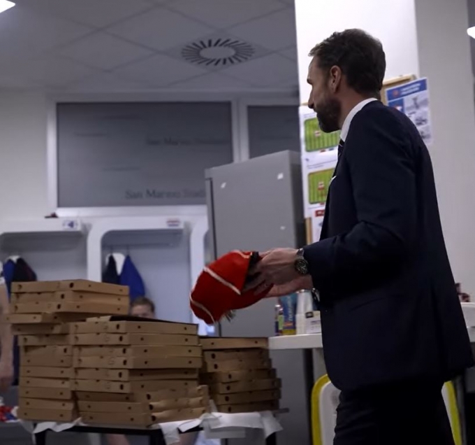 잉글랜드 축구대표팀은 지난 16일 공식 인스타그램 계정을 통해 산마리노전 이후 탈의실 의 모습을 공개했다. 영상에서는 많은 피자 박스들이 포착돼 큰 화제다. /사진= 잉글랜드 대표팀 인스타그램 캡쳐