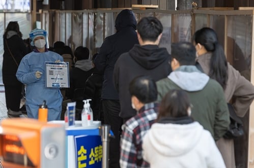 질병관리청 중앙방역대책본부(방대본)는 신종 코로나바이러스 감염증(코로나19) 일일 신규 확진자가 17일 0시 기준 3187명이라고 발표했다. 사진은 이날 오전 서울 송파구 보건소에 마련된 코로나19 선별진료소에서 코로나19 검사를 기다리고 있는 시민들. /사진=뉴스1