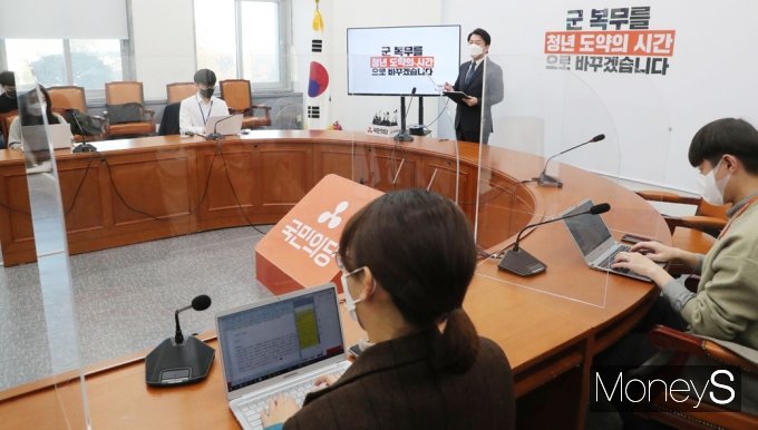 [머니S포토] 안철수, 군 복무를 청년 도약의 시간으로 바꾸겠습니다' 청년 공약2호 발표