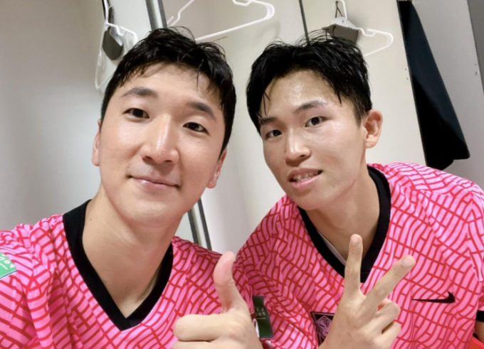 '형' 정우영(왼쪽)이 17일(한국시각) '동생' 정우영의 A매치 데뷔골을 축하했다. /사진=정우영 인스타그램