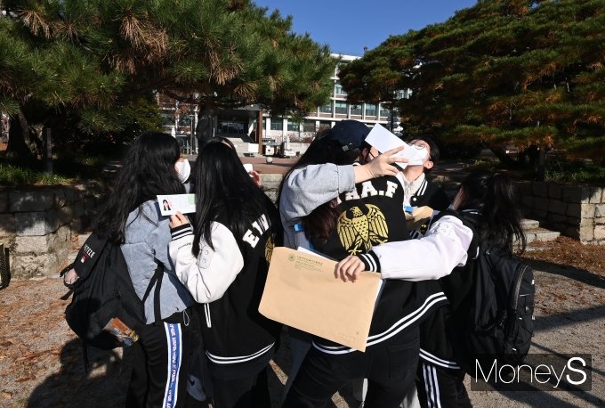 [머니S포토] '내일 수능시험 잘 보자'