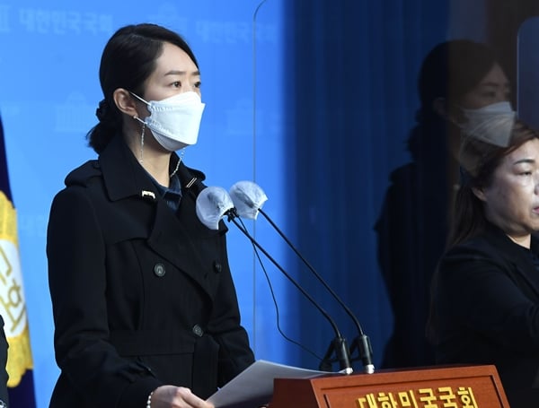 고민정 더불어민주당 의원이 17일 안철수 국민의당 대선 후보를 향해 이번에는 '철수'하지 말고 완주할 것을 당부했다. 사진은 고민정 의원이 지난해 국회에서 기자회견을 하는 모습. /사진=뉴스1 