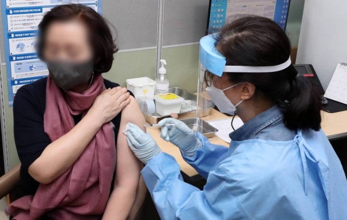 지난 2월 국내에서 처음으로 도입됐던 다국적 제약사 아스트라제네카의 신종 코로나바이러스 감염증(코로나19) 백신 접종이 올해 안으로 종료된다. 사진은 서울 중구보건소를 찾은 시민들이 코로나19 백신 접종을 하고 있는 모습. /사진=이기범 머니투데이 기자