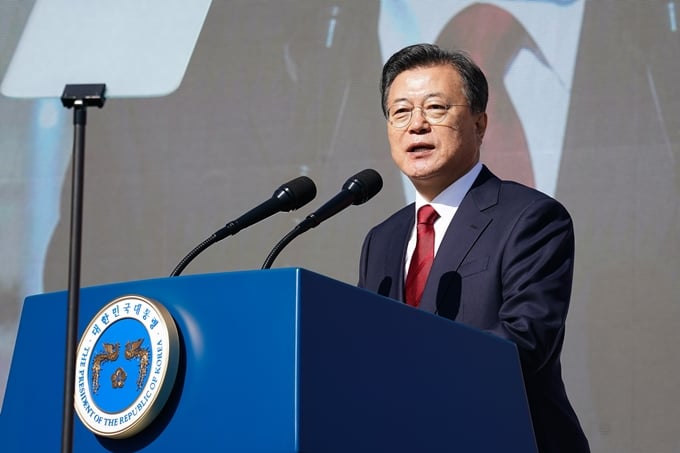 문재인 대통령이 대학수학능력시험 수험생에게 “공부뿐 아니라 방역 어려움도 이겨낸 수험생들이 자랑스럽다”고 17일 밝혔다. 사진은 지난 15일 경남 거제시 거제조선소에서 한-모잠비크 부유식 해양 LNG 액화 플랜트(FLNG) 선 출항 명명식에서 축사하는 문재인 대통령. /사진=뉴스1