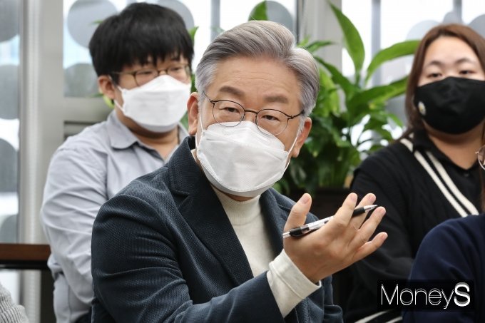 이재명 더불어민주당 대선후보의 경기도지사 시절 비서관으로 근무했던 김현지씨가 '이 후보와 불륜설'을 온라인에 퍼뜨린 네티즌 40명을 허위사실 유포 혐의로 고소했다고 17일 밝혔다. 사진은 이 후보가 지난 16일 서울 서대문구 청년문화공간 신촌파랑고래에서 열린 청소년·청년 기후활동가 간담회에서 참석자들과 대화하는 모습. /사진=장동규 기자(국회사진취재단)