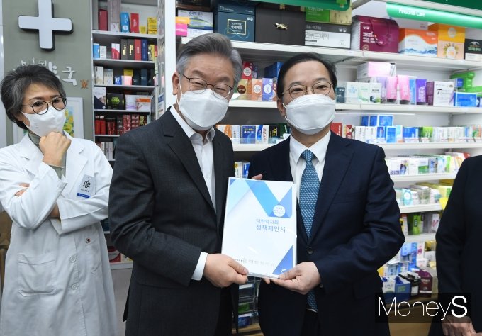 [머니S포토] 정책제안서 받은 이재명 대선후보