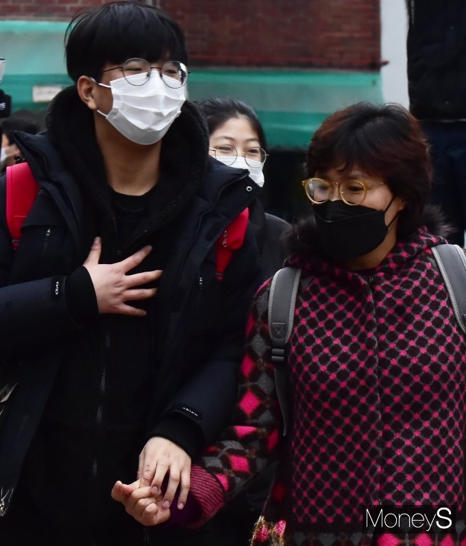 [머니S포토] 2022학년도 수능, 떨리는 마음 부여잡고