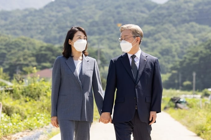 이재명 더불어민주당 대선 후보와 부인 김혜경씨가 18일 서울 구로구 고척스카이돔에서 열리는 한국시리즈 4차전을 함께 관람한다. 사진은 지난 8월7일 충북 충주시 대소강 마을을 방문한 이 후보(오른쪽)와 김씨 부부. /사진=뉴스1(이재명캠프 제공)