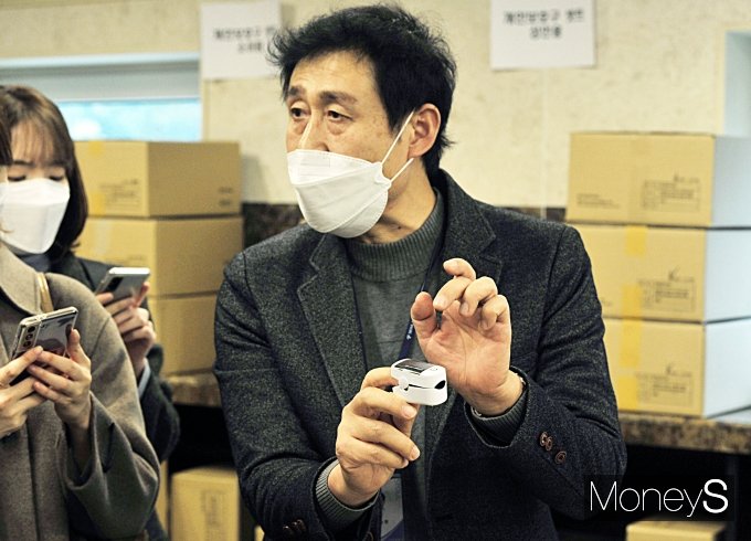 [머니S포토] 산소포화도 측정기 설명하는 이승찬 팀장